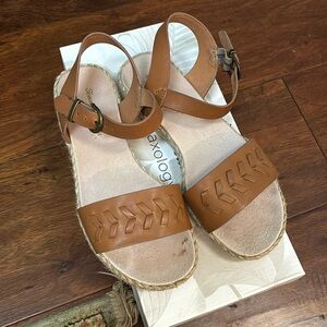 Tommy Bahama tan sandals size 7